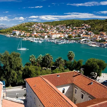 In Slatine With Terrace, Air Conditioning, Wi-fi Apartment