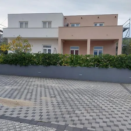 In Slatine With Terrace, Air Conditioning, Wi-fi Apartment
